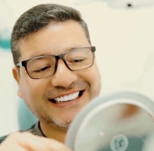 Paciente feliz happy client smile design porcelain veneers